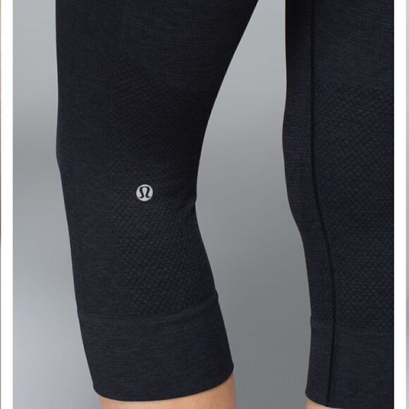 Lululemon Seamlessly Street Crop Black - Picture 16 of 16